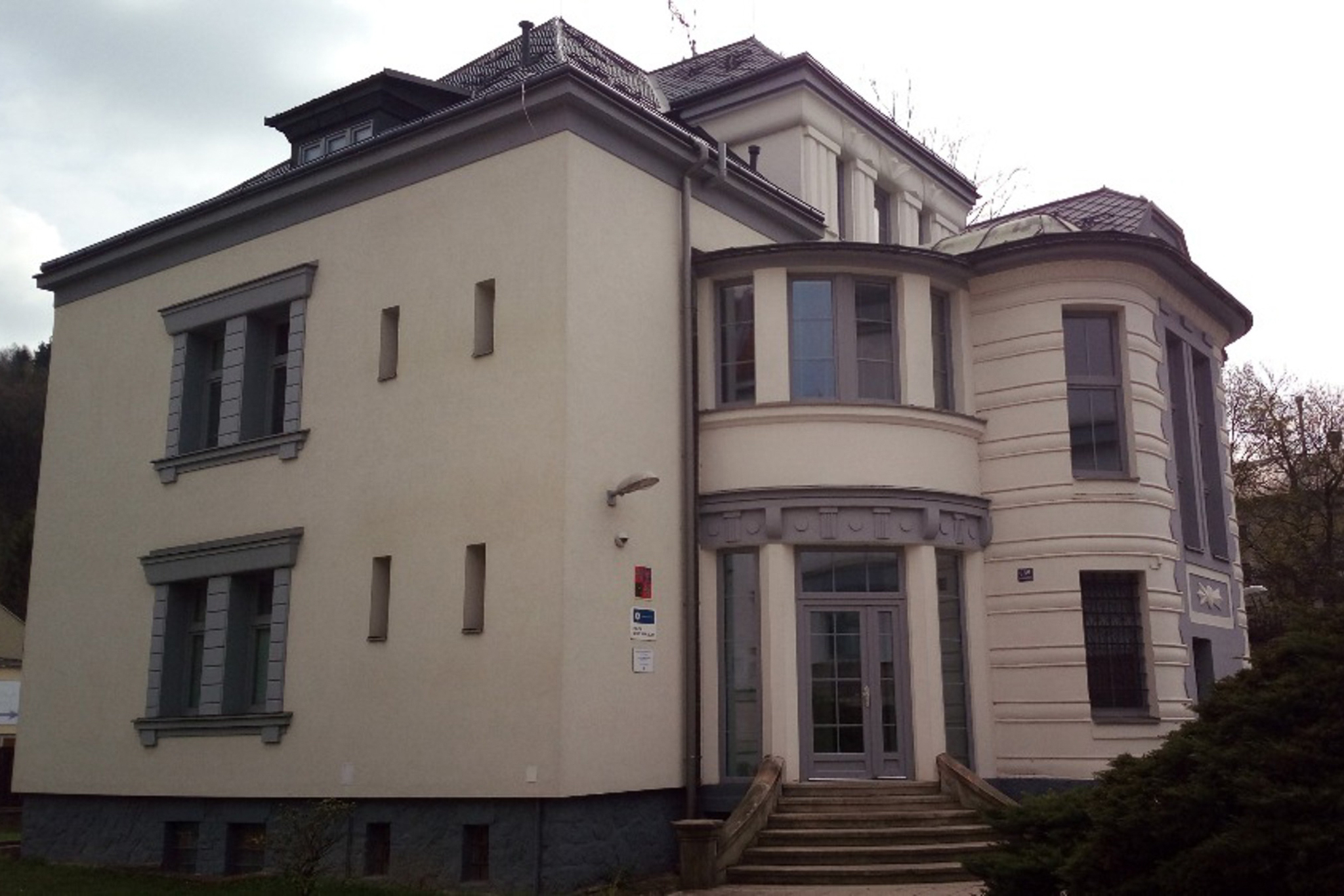 Strassova vila v Náchodě, před kterou budou 1. října 2026 položeny kameny zmizelých.